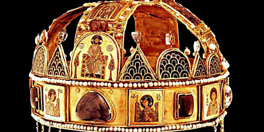 1200px-A_Szent_Korona_elolrol_2-1068x534