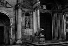 I SIMBOLI DELL’IMPERO SU UNA CATTEDRALE DELL’EMILIA